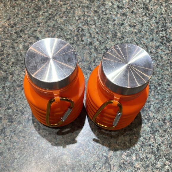 Adjustable silicone canteens Set of 2 with carabiners orange with silver tops - Picture 5 of 7